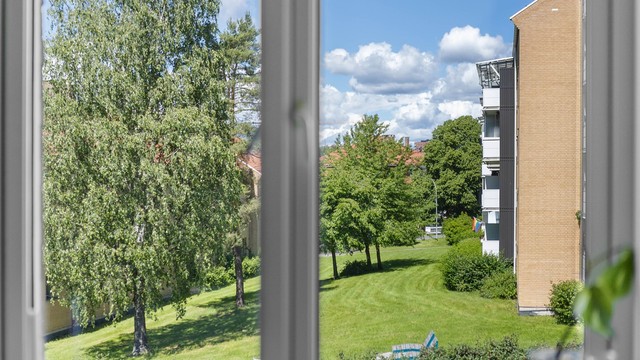 Fra kjøkkenvinduet ser man ut over de frodige fellesarealene.