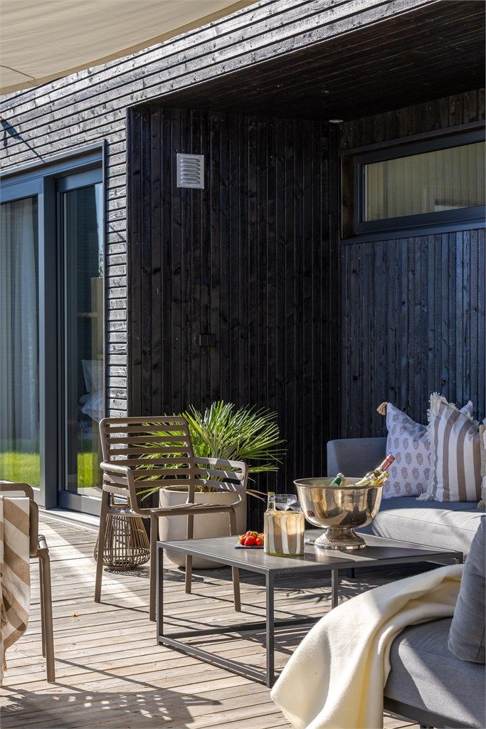 Detaljer som utelys er på plass for å skape stemning på kveldstid.