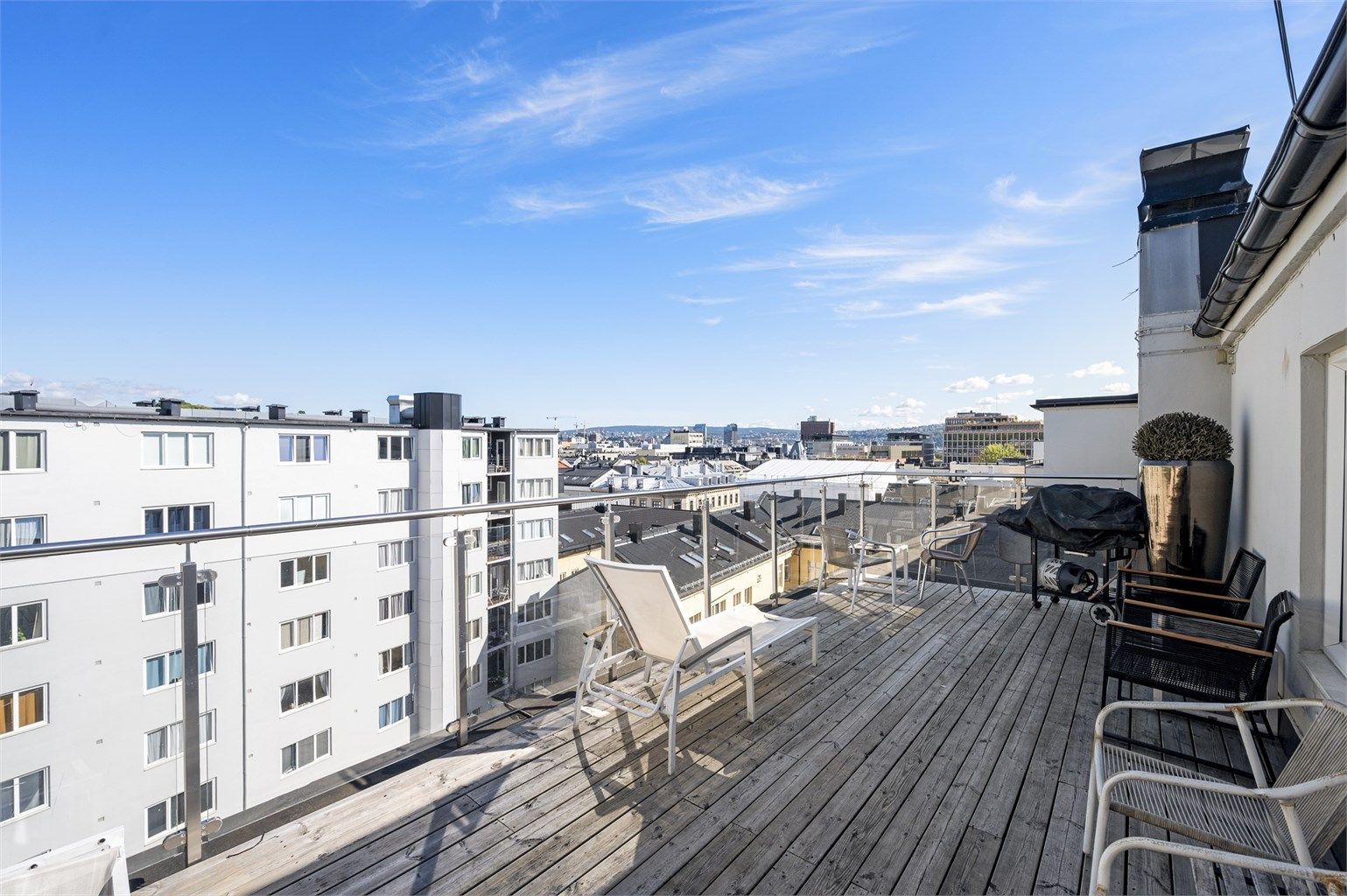 Leiligheten er en del av et sameie med en flott, felles takterrasse med gode solforhold.