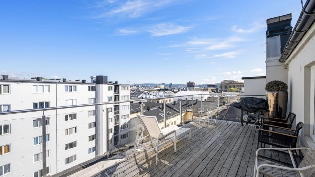 Leiligheten er en del av et sameie med en flott, felles takterrasse med gode solforhold.