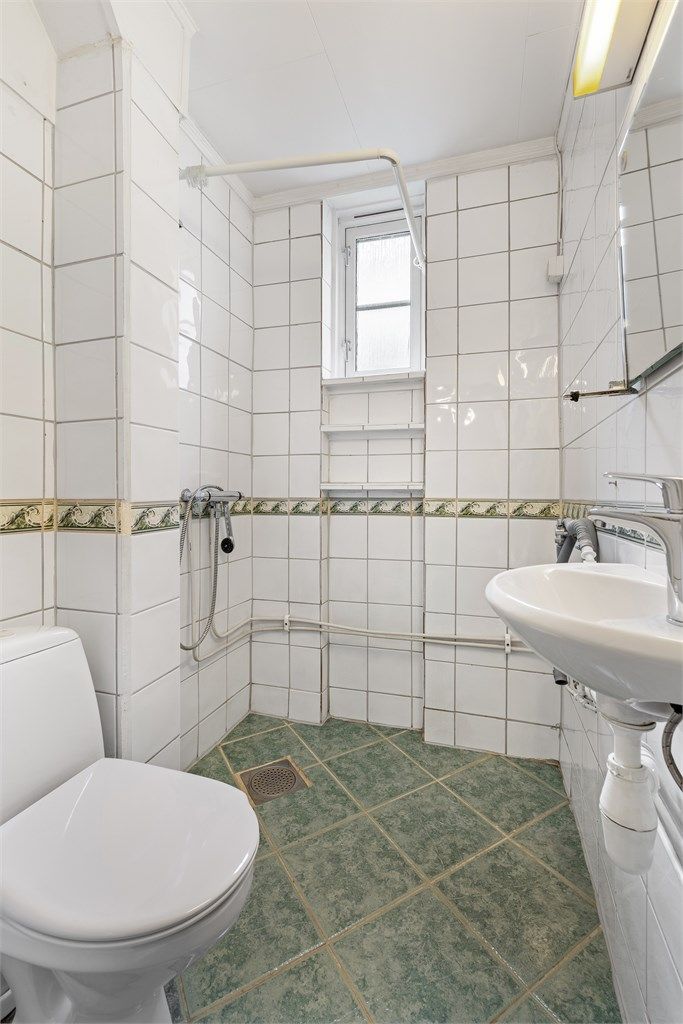 Badet er eldre og var etablert før dagens eier overtok leiligheten i 2010. Rommet har nok behov for oppgrtadering. Selger har tilkjøpt tilstøtende gammelt wc rom som ligger vegg i vegg med badet slik at dette kan utvides. 