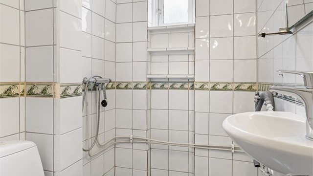 Badet er eldre og var etablert før dagens eier overtok leiligheten i 2010. Rommet har nok behov for oppgrtadering. Selger har tilkjøpt tilstøtende gammelt wc rom som ligger vegg i vegg med badet slik at dette kan utvides.