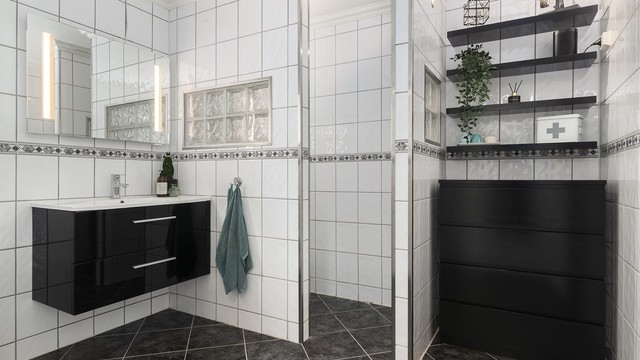 Vegghengt baderomsinnredning og vegghengt speil med integrert belysning, nytt i 2024