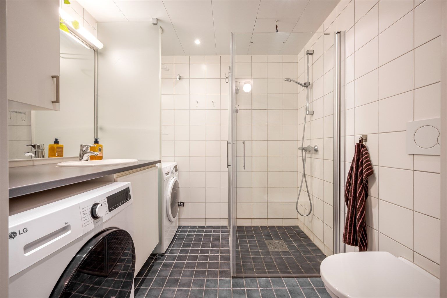 Pent, flislagt bad fra byggeår 2014 med gulvvarme, dusjhjørne med glassdører og opplegg for vaskemaskin.