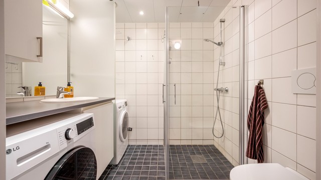 Pent, flislagt bad fra byggeår 2014 med gulvvarme, dusjhjørne med glassdører og opplegg for vaskemaskin.