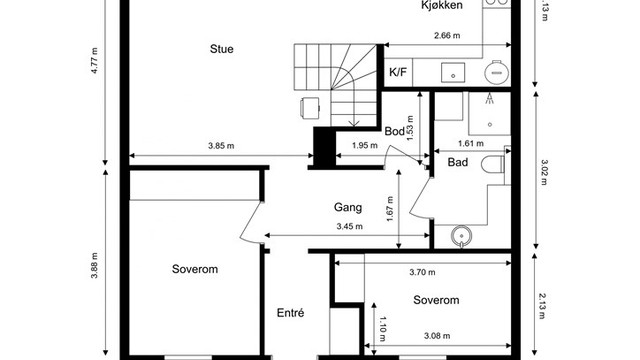 Hovedetasjen på 70 m² rommer entré, to soverom, bad og en åpen stue- og kjøkkenløsning. Her er det også utgang til to balkonger.