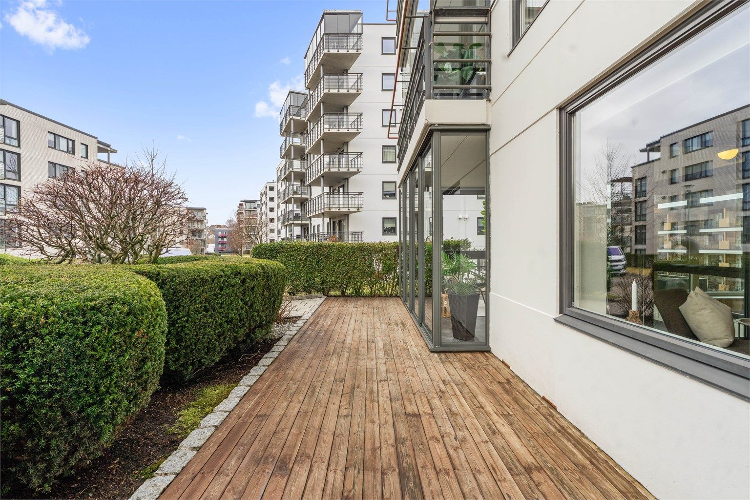 Uteplass som disponeres av leiligheten.