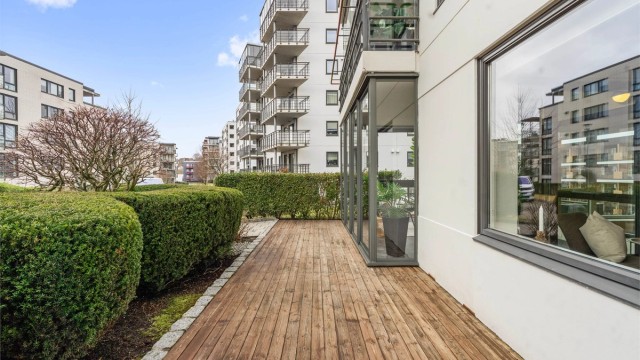 Uteplass som disponeres av leiligheten.