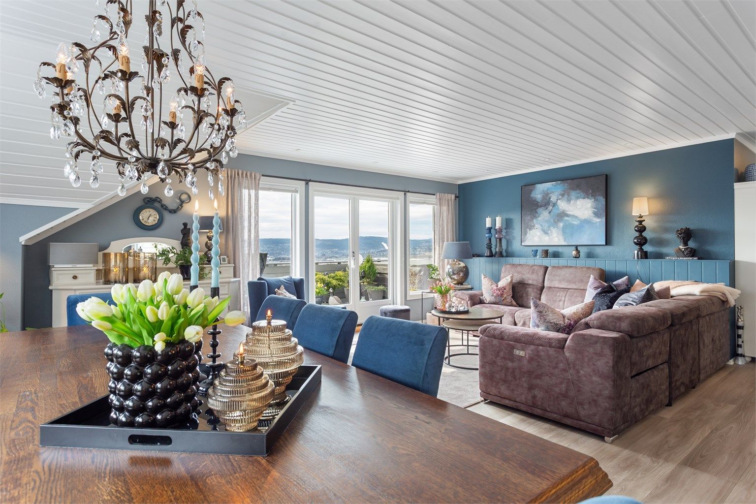 Spisestuen er et naturlig samlingspunkt, med god plass til store middagsselskaper.