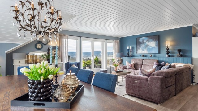 Spisestuen er et naturlig samlingspunkt, med god plass til store middagsselskaper.