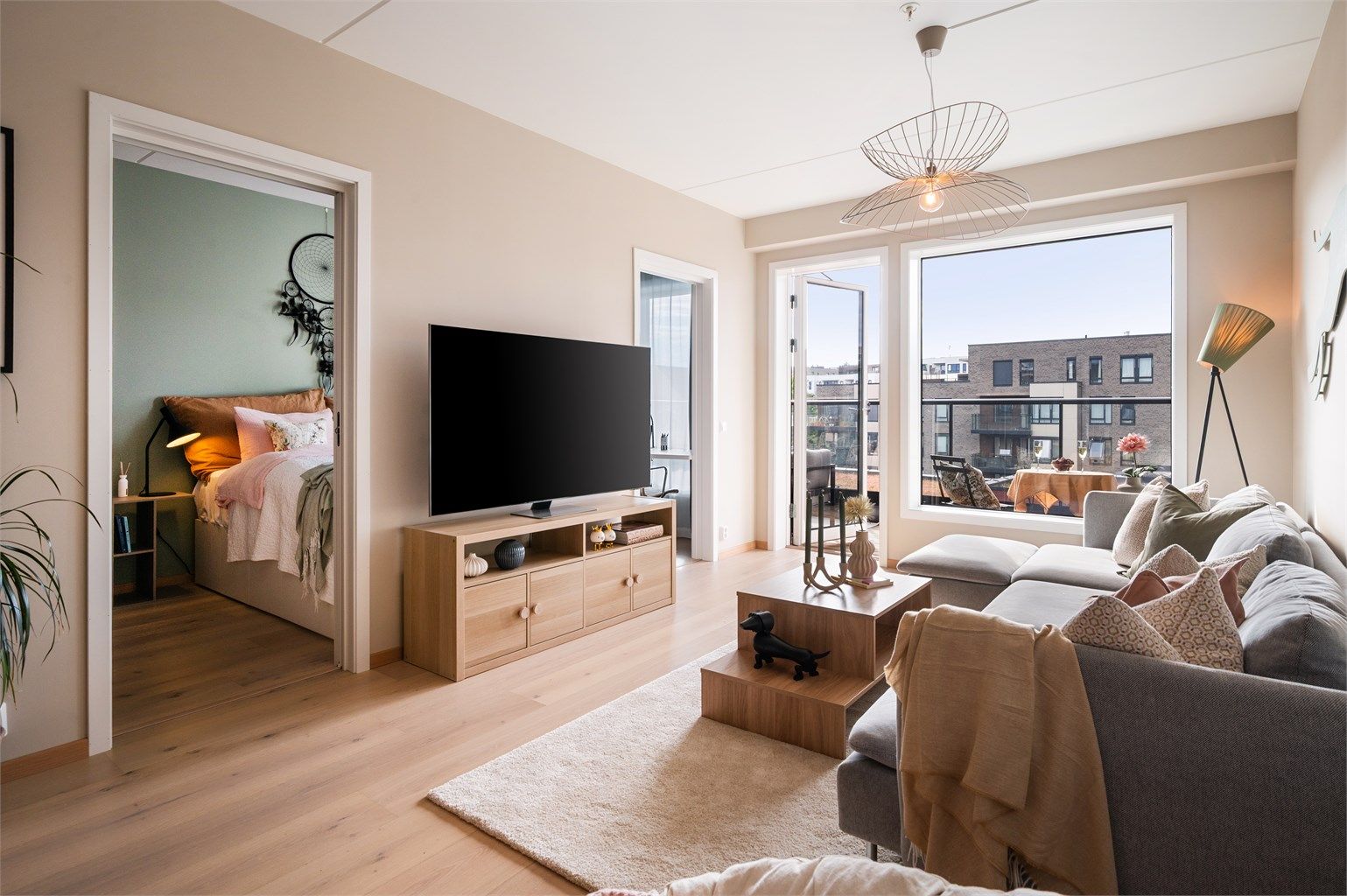 Boligen er malt i moderne, lune toner og er enkel å innrede i sine respektive soner