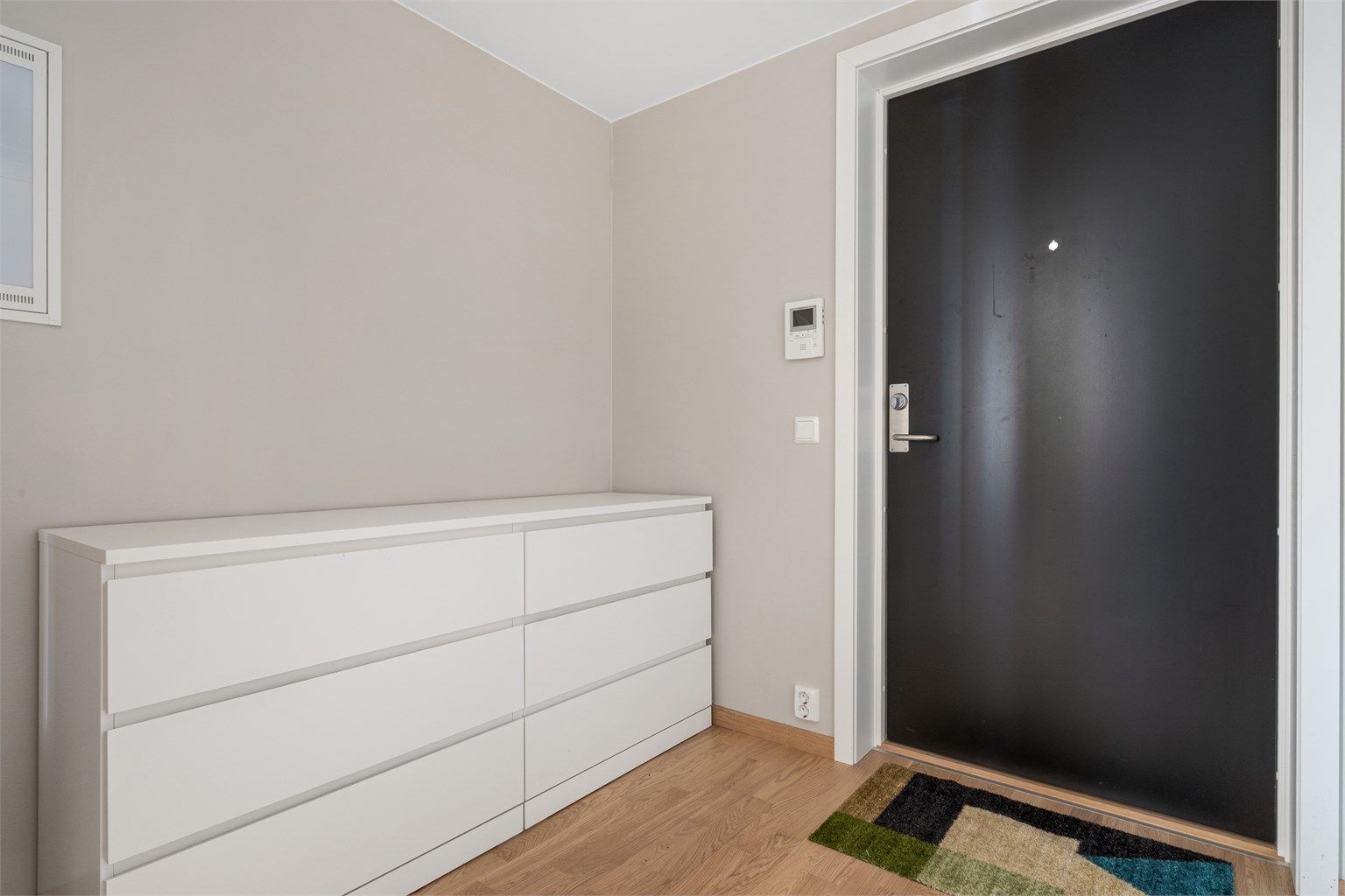 Velkommen inn! Romslig gang med god oppbevaringsplass.