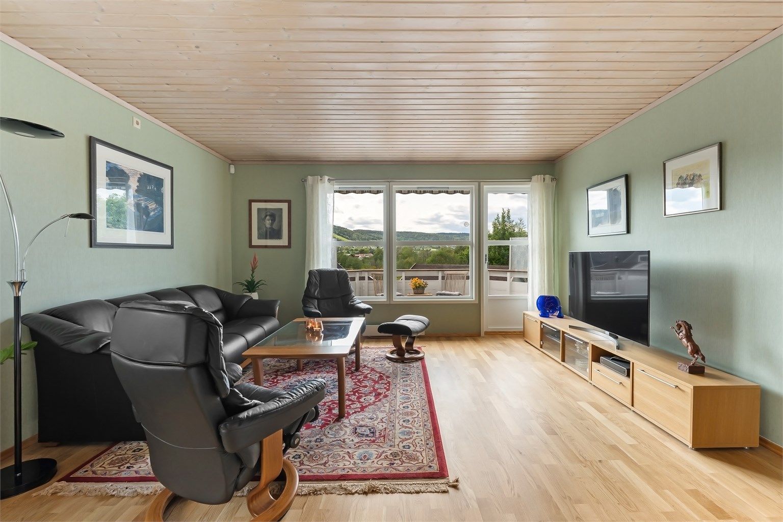 Innbydende og hyggelig stue med gode møbleringsmuligheter