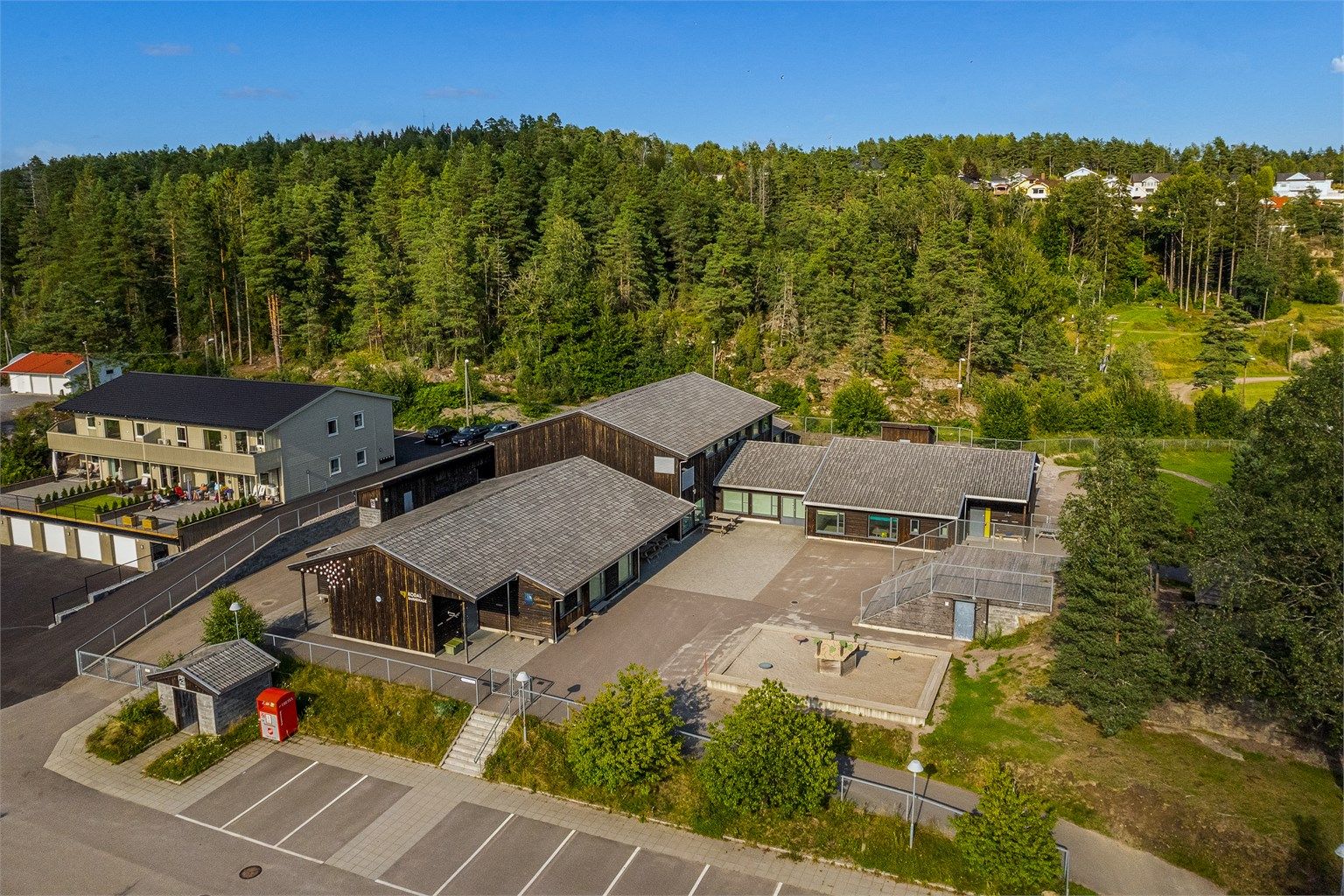 Kodal barnehage ligger vegg i vegg med barneskolen.