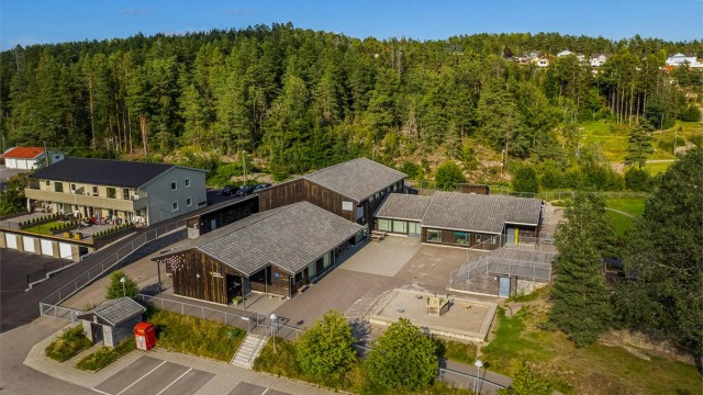 Kodal barnehage ligger vegg i vegg med barneskolen.