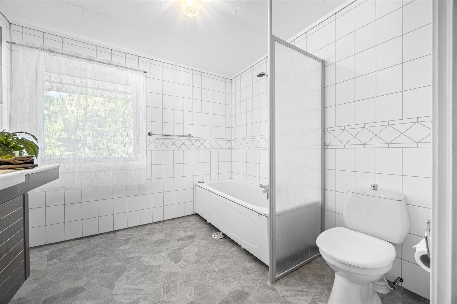 Badet i første etasje er utstyrt med badekar og har gulvvarme.