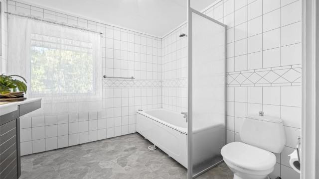 Badet i første etasje er utstyrt med badekar og har gulvvarme.