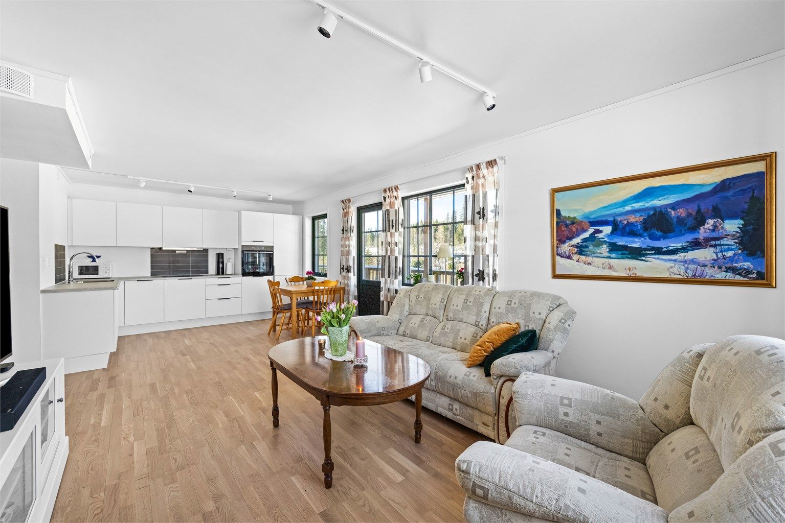 Eiendomsmegler Krogsveen v/Andreas Christophersen ønsker velkommen til Høgåslia 71!