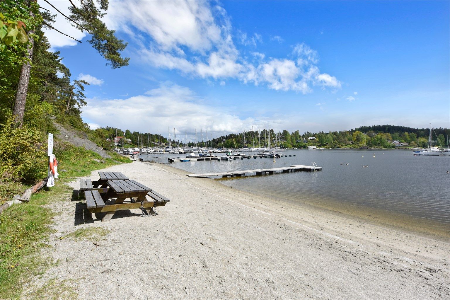 Idylliske badestrand "Lille Hawaii" ligger ved siden av båthavnen. Stranden har badebrygge og er ellers meget velholdt.