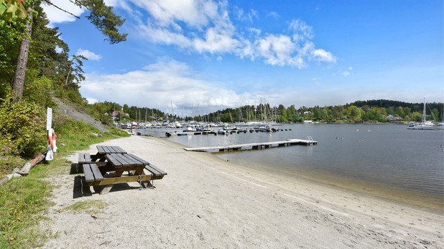 Idylliske badestrand "Lille Hawaii" ligger ved siden av båthavnen. Stranden har badebrygge og er ellers meget velholdt.