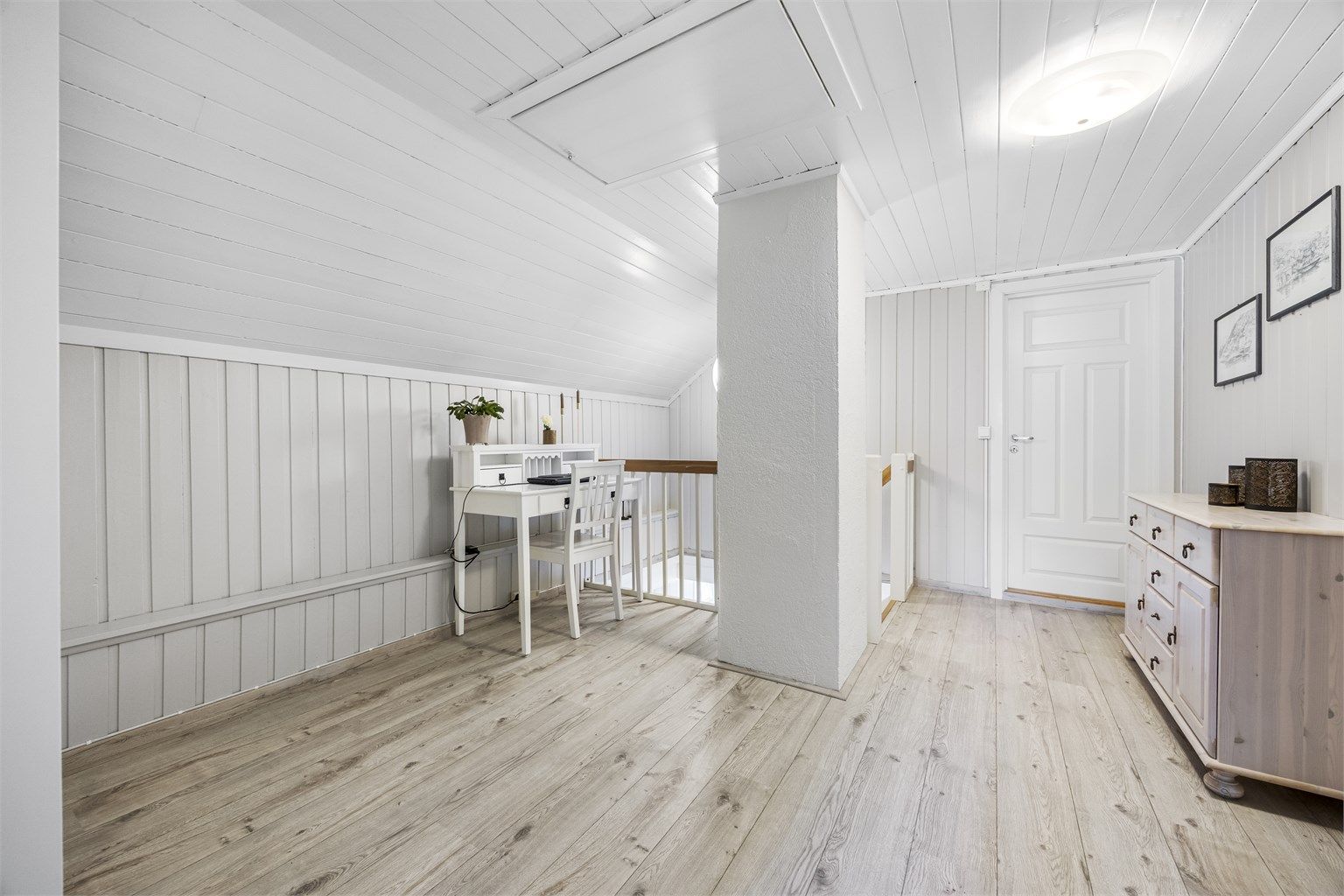 Loftsgang med plass til kontor, oppbevaring eller en liten lounge.
