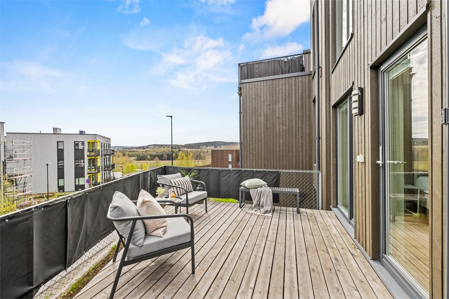Markterrassen er belagt med trykkimpregnerte terrassebord.