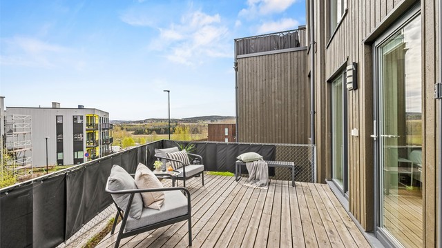 Markterrassen er belagt med trykkimpregnerte terrassebord.