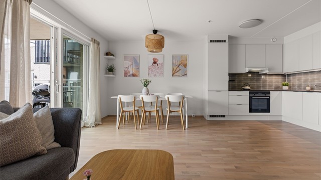Den åpne planløsningen skaper en naturlig sammenheng mellom stue, spisebord og kjøkken.