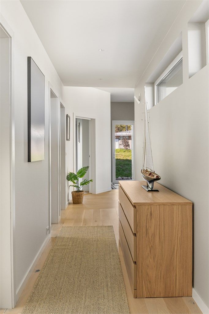 Lyse, malte vegger og innfelte spotter i himlingen bidrar til en luftig atmosfære.