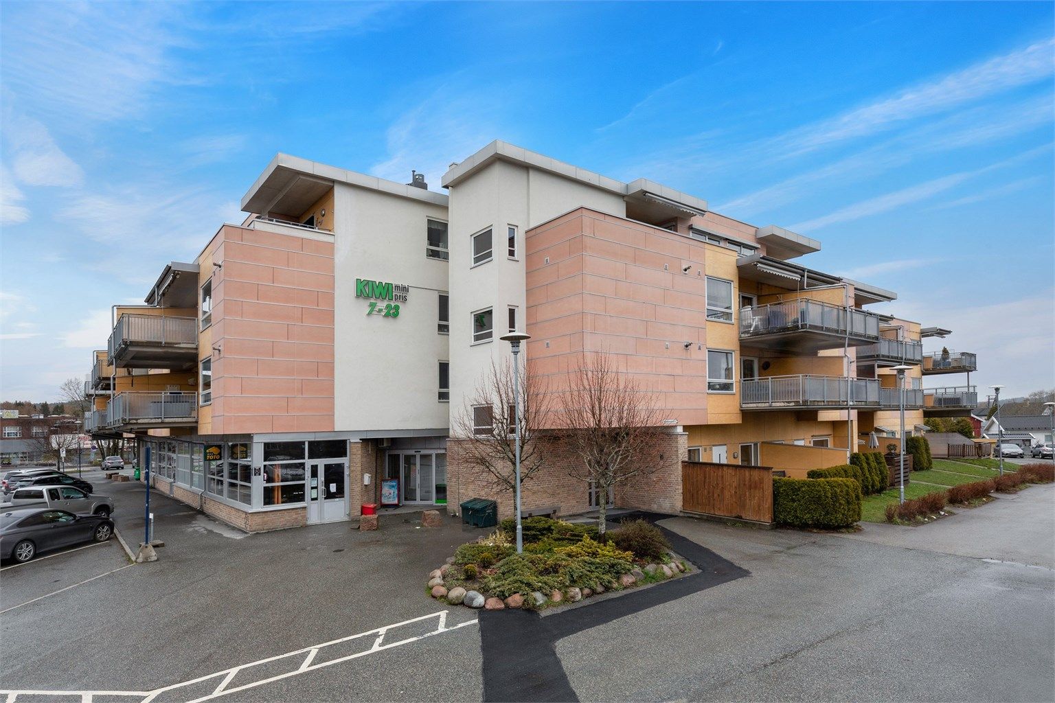 Dagligvareforretninger som Kiwi og Rema 1000 i nærheten, i tillegg apotek med mer