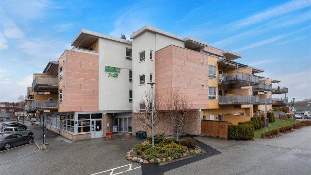 Dagligvareforretninger som Kiwi og Rema 1000 i nærheten, i tillegg apotek med mer