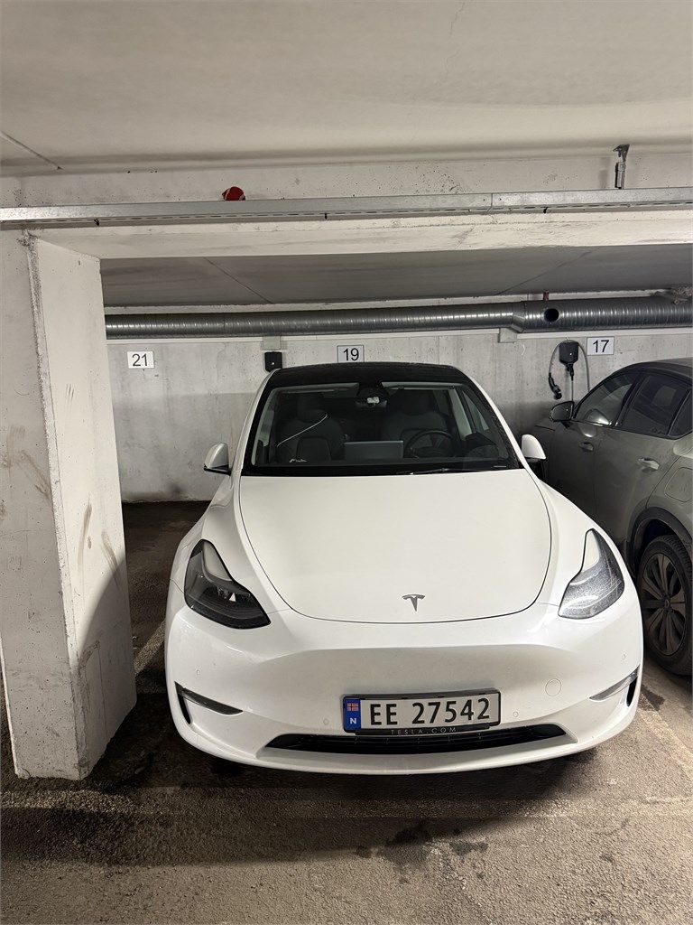 Boligen disponerer garasjeplass nr. 19 med elbil-lader i felles lukket garasjeanlegg under boligblokken med heisadkomst