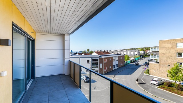 På verandaen er det både fjordutsikt å se og sol å oppleve fra utpå ettermiddagene sommerstid.
