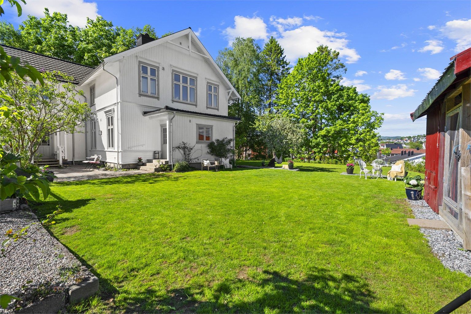 I hagen er det boltreplass og det er etablert både med hønsehus og grønnsakshage. Inngang på siden av huset  fører inn til eldre nymalt vindfang.