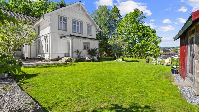 I hagen er det boltreplass og det er etablert både med hønsehus og grønnsakshage. Inngang på siden av huset fører inn til eldre nymalt vindfang.