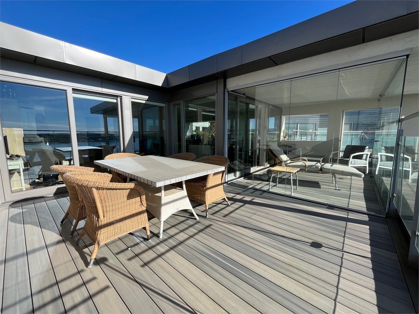 Terrassen er delt i 2 soner - der en er innglasset for å enkelt utvide sesongen. Kan enkelt åpnes på varme dager. 