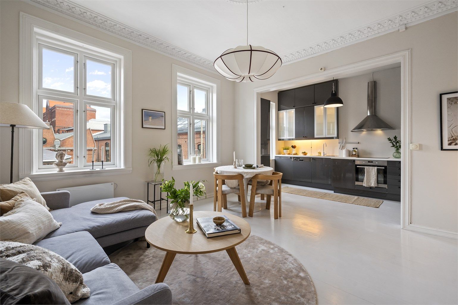 Lys og herlig 2-roms leilighet med en flott balkong vendt mot indre gårdsrom.