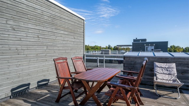 Takterrassen gir gode rammer for sosiale sammenkomster utendørs.