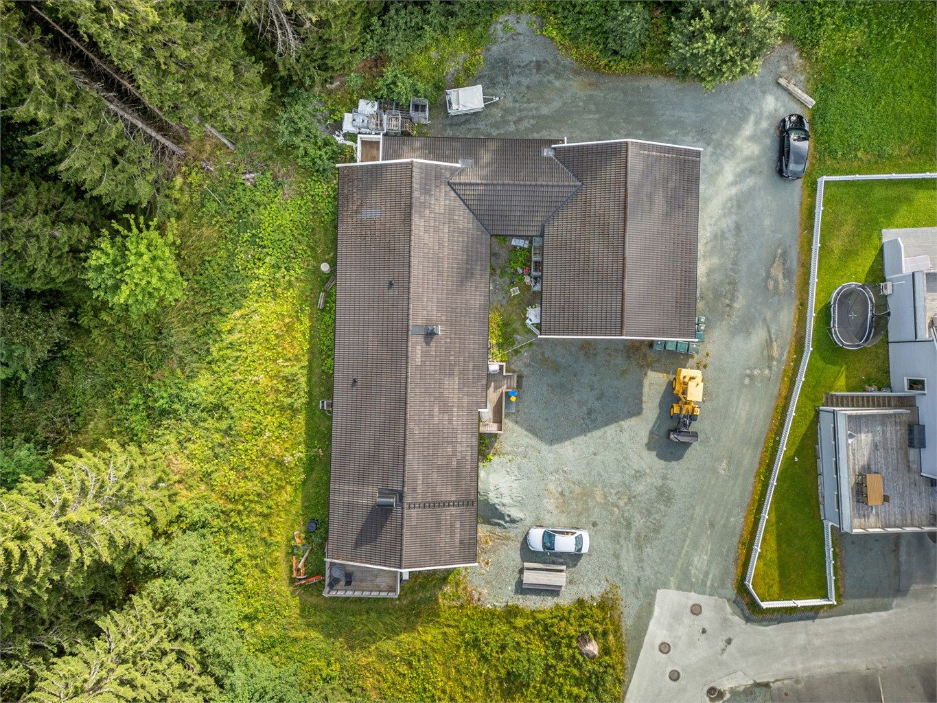 Det er også kort vei til Sjetne ungdomsskole og Tiller videregående skole, samt flere barnehager i nærområdet.