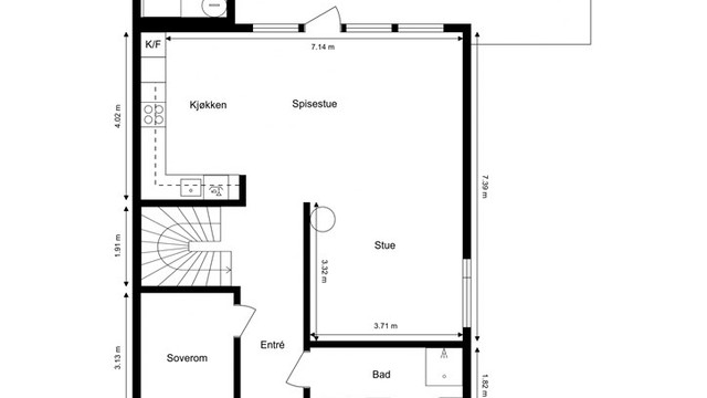 Første etasje har en sosial planløsning med åpen stue- og kjøkkenløsning, ett soverom og bad.