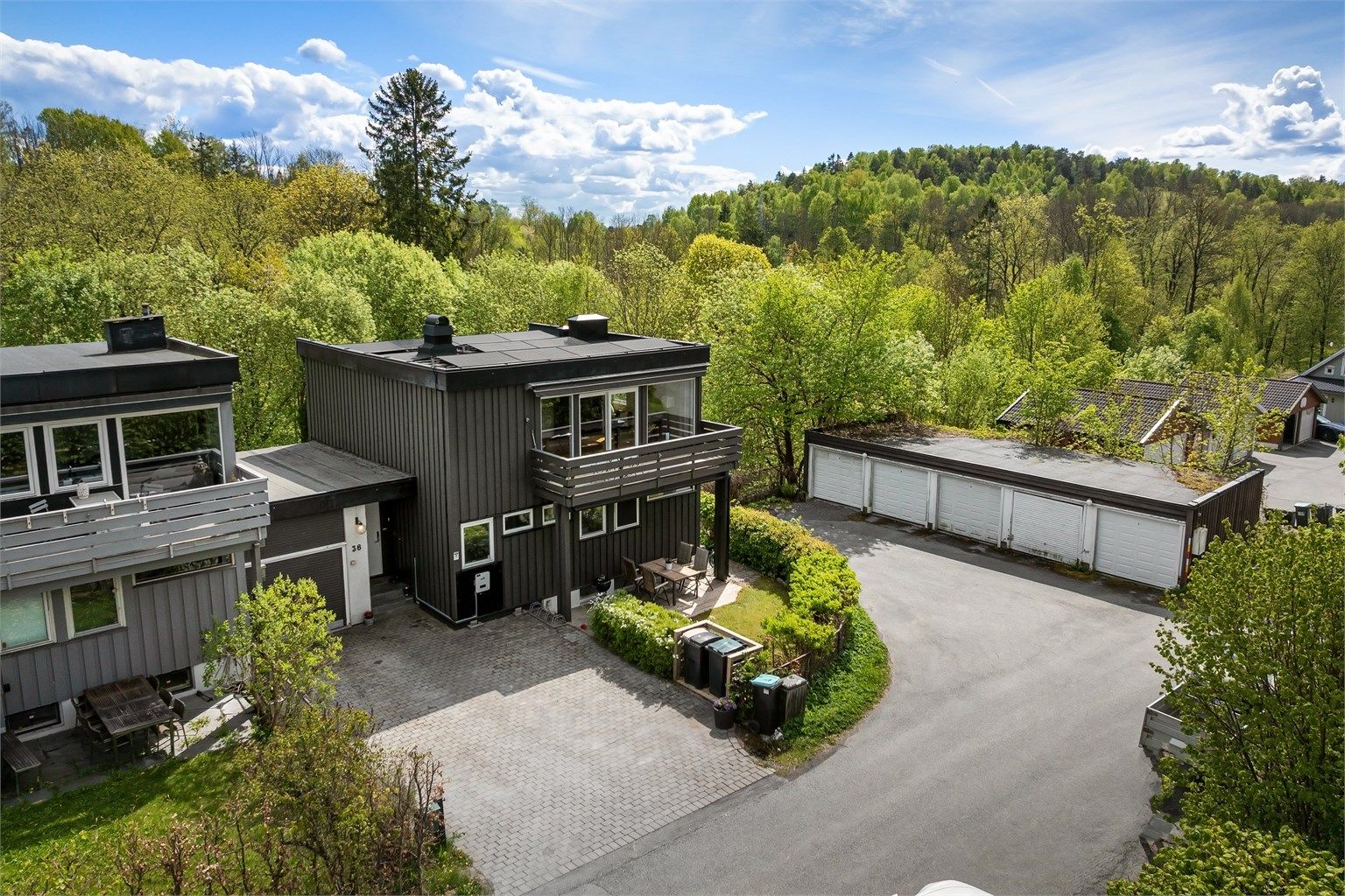 Eiendommen ligger flott til i et attraktivt og barnevennlig boligområde i rolige og landlige omgivelser på Haslum