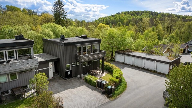 Eiendommen ligger flott til i et attraktivt og barnevennlig boligområde i rolige og landlige omgivelser på Haslum