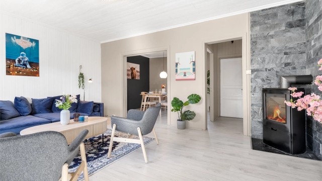 Deilig og romslig stue sett mot gang og spisestue