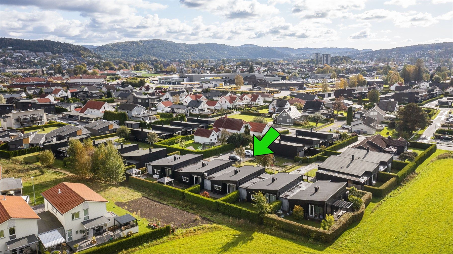 Boligen også har en svært sentral beliggenhet, med gode bussforbindelser til både Porsgrunn og Skien der du finner et bredt utvalg av butikker, kulturtilbud og spisesteder. 