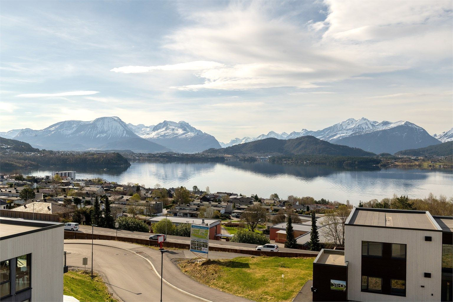 Nærhet til fine turområder, blant annet langs Fjordstien som går fra Furmyra til Bogneset eller flotte turstier på Åsemulen bak eiendommen