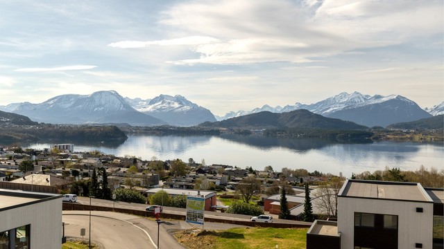 Nærhet til fine turområder, blant annet langs Fjordstien som går fra Furmyra til Bogneset eller flotte turstier på Åsemulen bak eiendommen