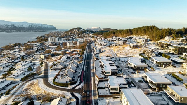 Dronebilde tatt fra øst mot vest