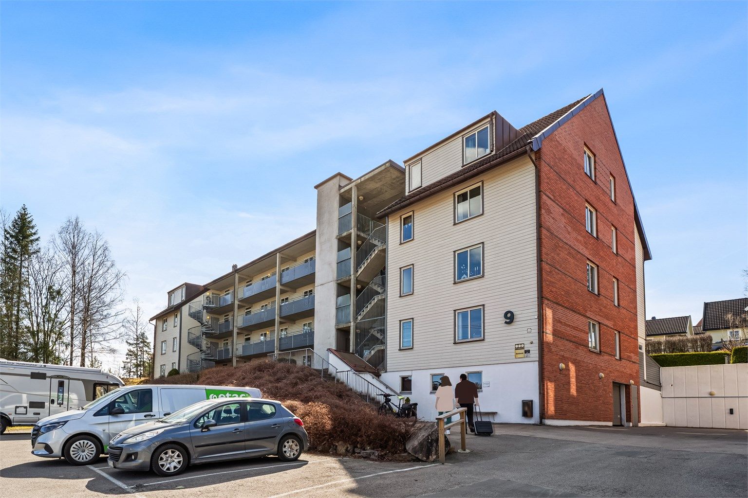 Fasade Flåtestadveien 9 - leiligheten ligger som endeleilighet i 2.etg