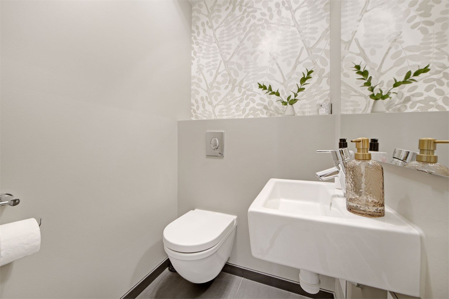 Separat wc -  i 1. etasje - vegghengt toalett - servant