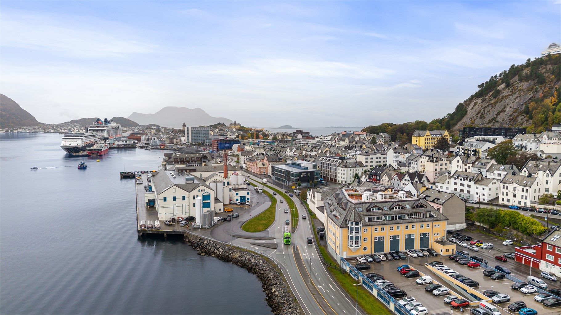 Kort gangavstand til Ålesund sentrum med butikker, spisesteder og kafeer ved Brosundet.